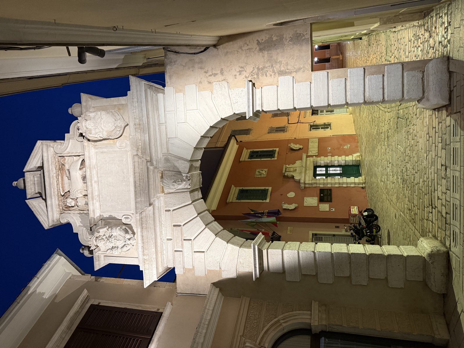 Arco dei Balbi, ingresso al centro storico di Rovigno, di sera