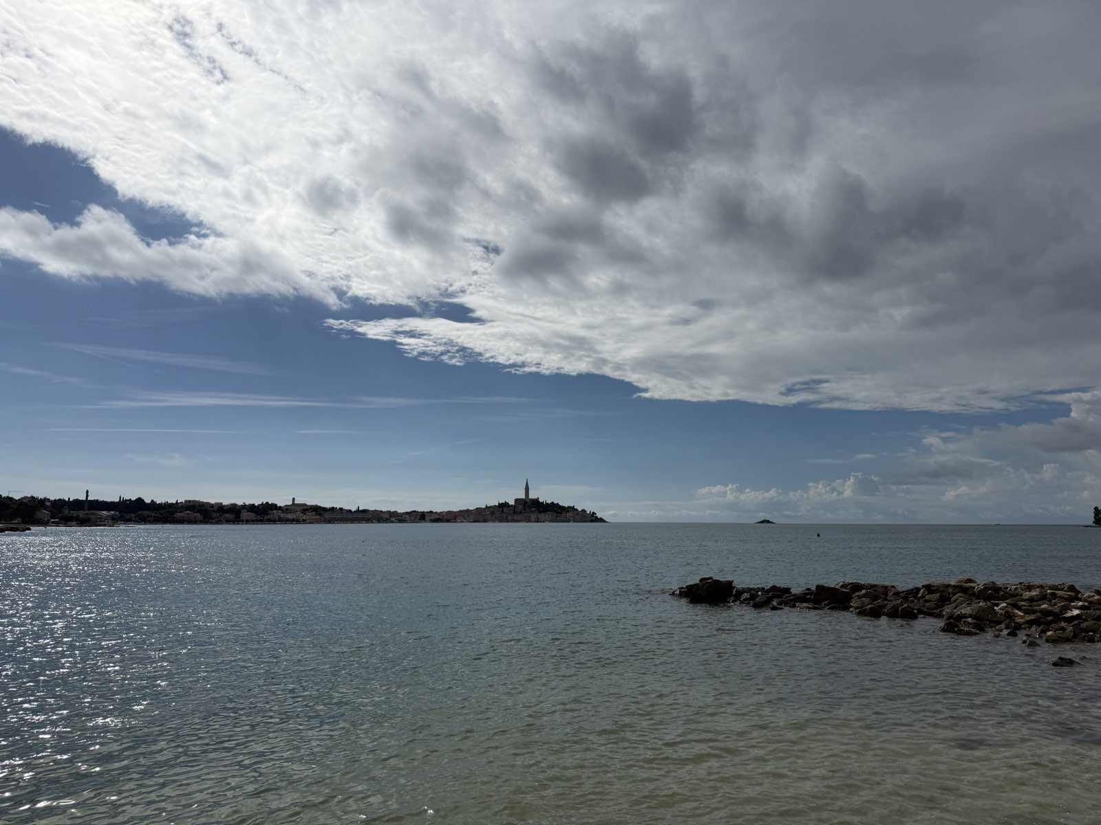 Vista dalla spiaggia del bar ComeBack sul centro storico di Rovigno