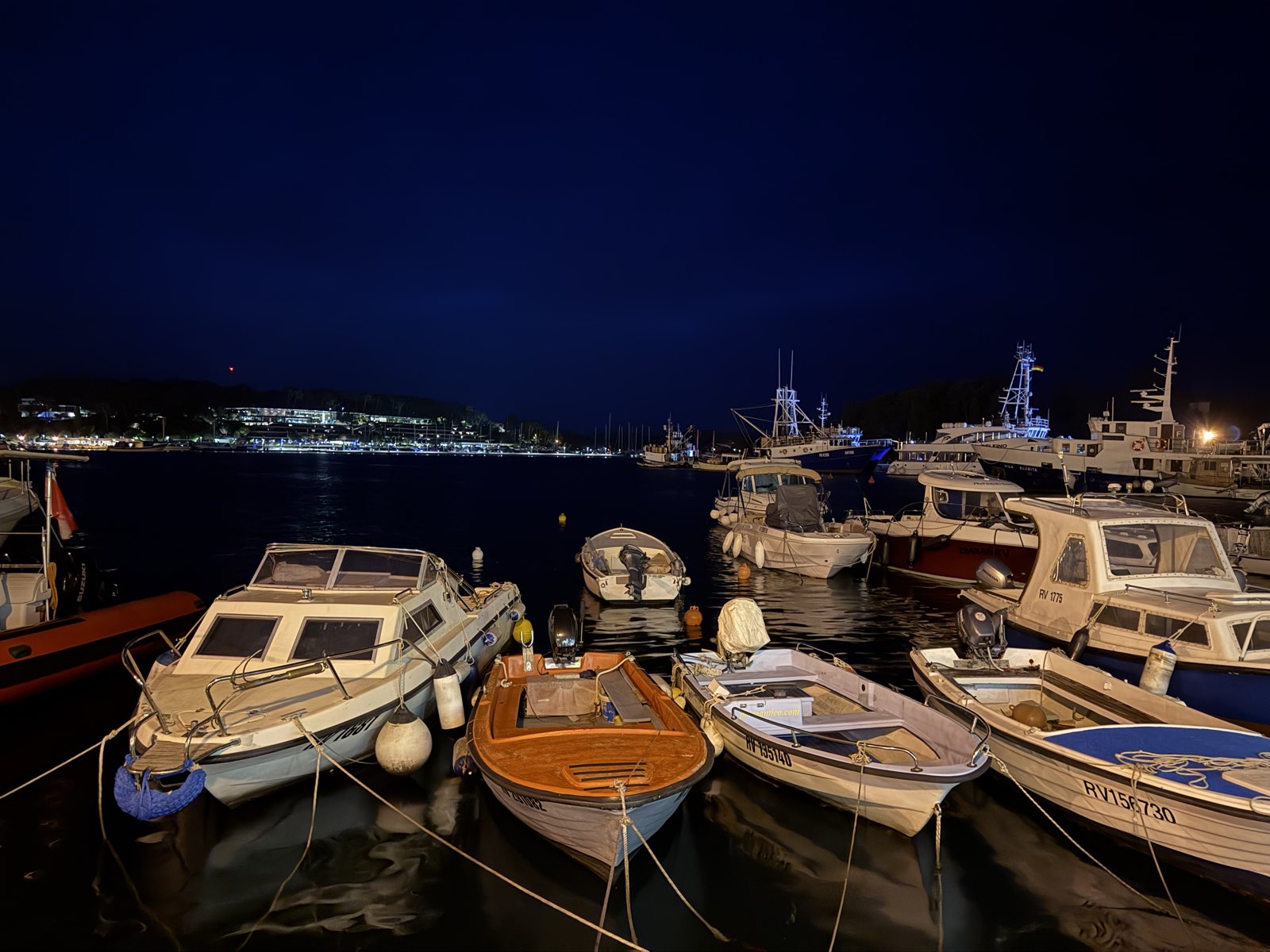 Barche da pesca nel porto di Rovigno di notte