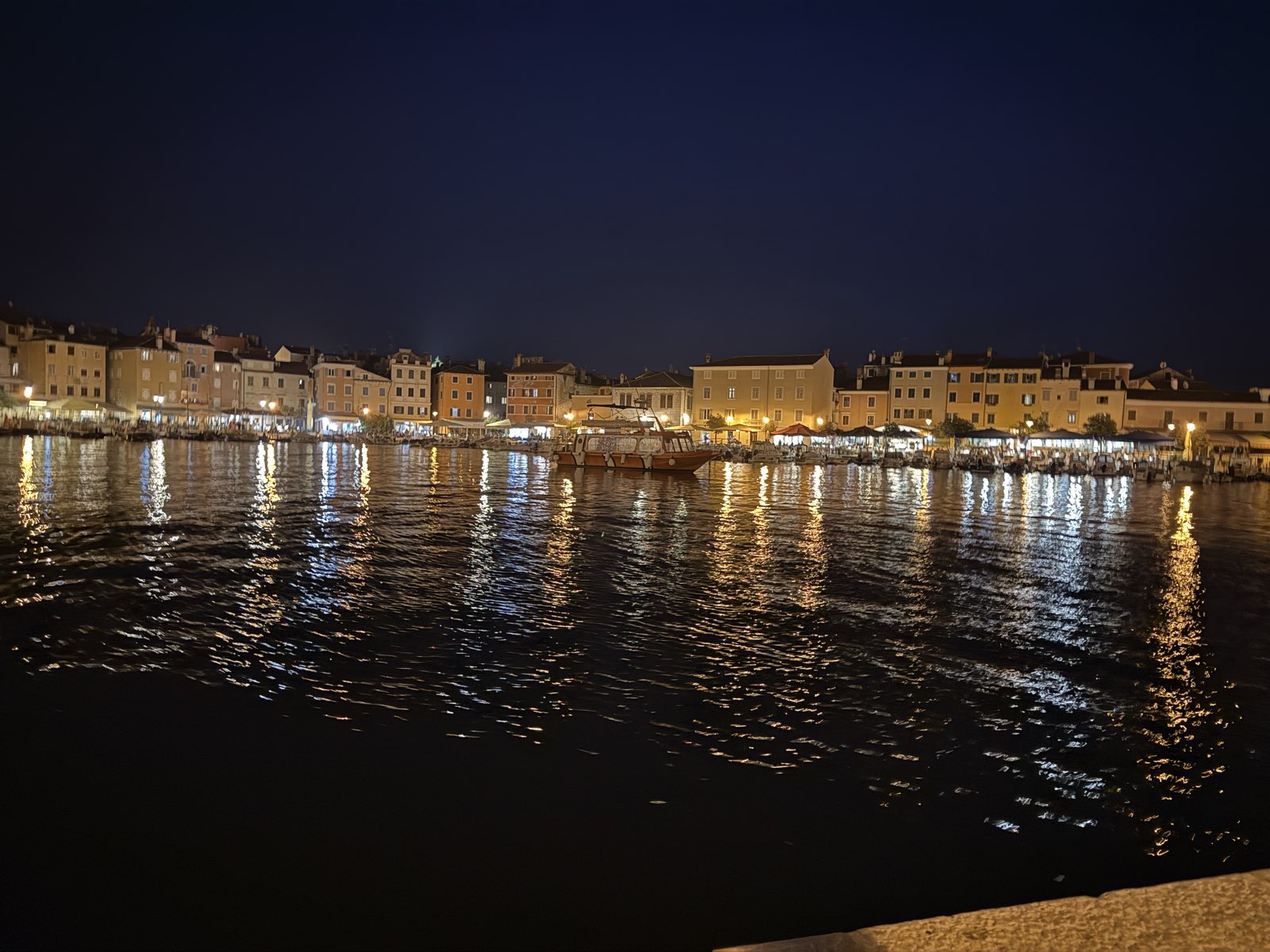 Il lungomare di Rovigno illuminato di notte