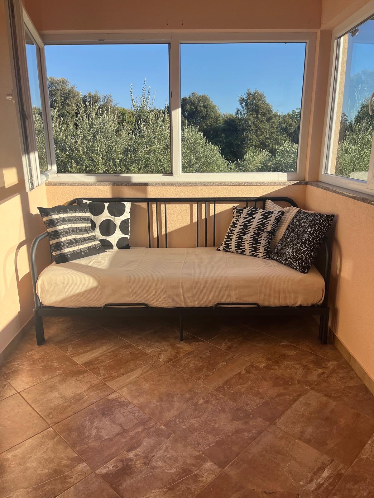 Prosklená veranda s rozkládací postelí 160 × 200